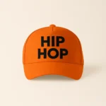 Șapcă portocalie personalizată cu text HIP HOP – design urban, contrast puternic alb-negru pe fundal vibrant, accesoriu streetwear personalizat