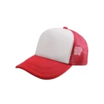 Șapcă roșie inscripționată – model trucker cu față albă simplă, cozoroc și plasă laterală roșie pentru personalizare