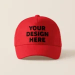 Șapcă roșie personalizată cu nume – model unisex, text negru demonstrativ pe fundal intens, ideală pentru branding și cadouri