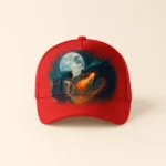 Șapcă roșie personalizată cu imprimeu astronaut și dragon – vedere frontală, design artistic full color, contrast puternic pe fundal roșu, personalizare premium