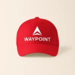 Șapcă roșie personalizată cu logo companie – vedere frontală, design minimalist alb, contrast puternic pe fundal roșu, branding corporate premium