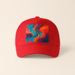 Șapcă roșie personalizată cu imprimeu abstract multicolor – vedere frontală, culori vibrante pe fundal roșu intens, personalizare premium prin transfer termic