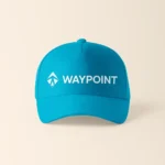 Șapcă turcoaz personalizată cu logo WAYPOINT – imprimare clară prin transfer termic, branding profesional și vizibilitate maximă