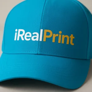 Șapcă turcoaz personalizată cu text iRealPrint, logo imprimat alb și auriu
