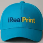 Șapcă turcoaz personalizată cu nume și text iRealPrint, logo imprimat albastru și galben