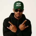 Șapcă verde închis personalizată cu text HIP HOP – imprimare clară prin transfer termic, stil urban și vizibilitate puternică