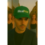 Șapcă verde închis personalizată iRealPrint purtată de model masculin, fundal urban elegant, două persoane în spate