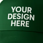 Șapcă verde închis personalizată – prim-plan pe broderie albă Your Design Here, detaliu material și cusături