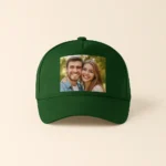 Șapcă verde închis personalizată cu fotografie cuplu – imprimare clară prin transfer termic, fundal sobru și stil elegant
