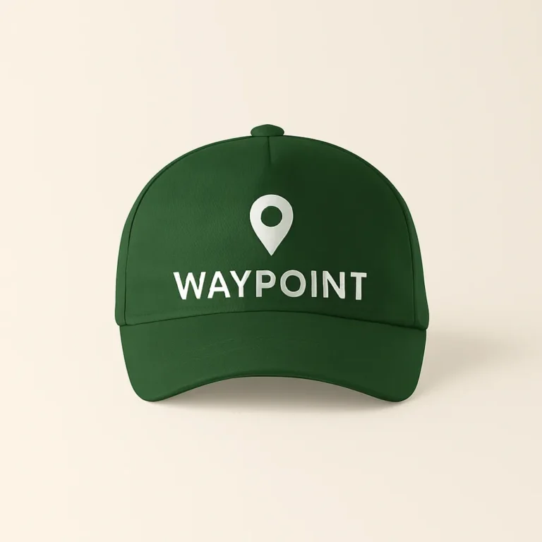 Șapcă verde închis personalizată cu logo WAYPOINT – imprimare clară prin transfer termic, branding profesional și fundal sobru