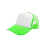 Șapcă verde inscripționată – model trucker cu față albă simplă, cozoroc verde aprins și plasă laterală verde pentru personalizare