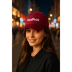 Șapcă vișinie personalizată cu nume – model premium iRealPrint, purtată seara în oraș, design elegant și contrast vizibil