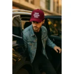 Șapcă vișinie personalizată – model urban, personalizare clară, accesoriu ideal pentru outfituri moderne și branding distinct