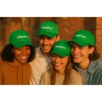 Șepci personalizate verzi purtate de un grup de tineri zâmbitori – iRealPrint, design clar și impact vizual eco-friendly