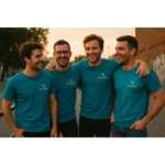 Tricouri personalizate bărbați albastru petrol cu logo iRealPrint, grup de prieteni în cadru urban, stil masculin premium și vibe de apartenență