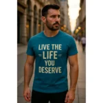 Tricou personalizat bărbați albastru petrol cu mesaj „Live the life you deserve”, personalizare prin transfer termic, stil masculin premium urban