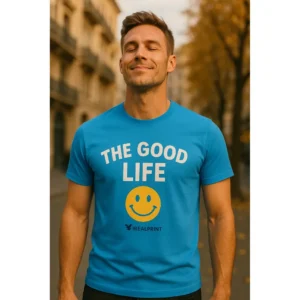 Tricou bărbați personalizat albastru azur cu mesaj The Good Life și smiley galben – energie pozitivă, stil urban relaxat