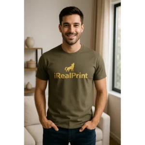 Tricou personalizat bărbați kaki cu logo iRealPrint și simbol lup aplicat prin transfer termic, stil masculin premium