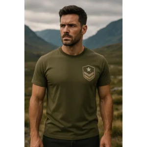 Tricou personalizat bărbați kaki cu emblemă militară pe piept, personalizare prin transfer termic, stil masculin puternic și autentic
