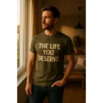 Tricou personalizat bărbați kaki cu mesaj „The life you deserve”, personalizare prin transfer termic, stil premium masculin