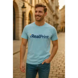 Tricou bărbați personalizat albastru deschis cu logo iRealPrint – outfit casual urban, vibe pozitiv și modern