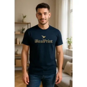 Tricou bărbați personalizat albastru navy – close-up elegant cu logo auriu iRealPrint, impact vizual premium și autoritate masculină în stil modern