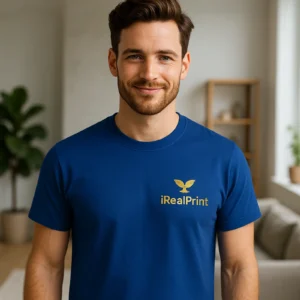 Tricou bărbați personalizat albastru nocturn – logo iRealPrint auriu, contrast elegant și stil sobru premium