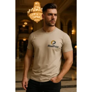 Tricou bărbați gri ice personalizat iRealPrint – model premium purtat într-un cadru elegant, iluminat de candelabre, look masculin rafinat