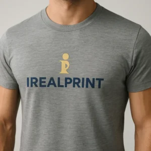 Tricou bărbați gri închis personalizat iRealPrint – close-up logo auriu și navy pe fundal sobru, impact vizual premium