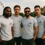 Tricou personalizat bărbați gri deschis iRealPrint purtat de un grup de prieteni – stil modern, minimalism și impact vizual clar