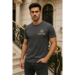 Tricou bărbați personalizat gri metalic cu logo auriu iRealPrint – eleganță urbană, stil industrial și prezență masculină puternică