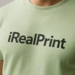 Tricou personalizat bărbați verde iarbă – close-up personalizare transfer termic iRealPrint, detalii clare și contrast puternic