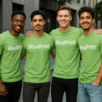 Tricouri bărbați verde iarbă personalizate – grup de prieteni, energie pozitivă și vibe natural în stil urban