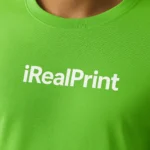 Tricou bărbați verde măr personalizat – detaliu close-up transfer termic, logo iRealPrint clar și precis