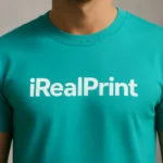 Tricou bărbați verde smarald personalizat – close-up logo iRealPrint, detaliu transfer termic premium