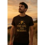 Tricou bărbați personalizat culoare cafea cu mesaj imprimat auriu, purtat la apus – stil matur, rafinat și autentic.