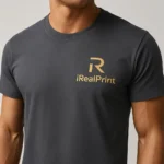 Tricou bărbați gri metalic personalizat – logo iRealPrint auriu detaliu close-up, material premium și transfer termic high-definition