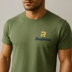 Tricou bărbați personalizat kaki – detaliu logo iRealPrint auriu și albastru, material premium și finisaj modern