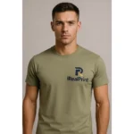 Tricou bărbați personalizat kaki deschis – detaliu frontal cu logo iRealPrint, stil autentic și mesaj clar
