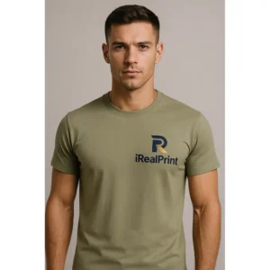 Tricou bărbați personalizat kaki deschis – detaliu frontal cu logo iRealPrint, stil autentic și mesaj clar