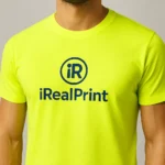 Tricou bărbați personalizat lime – detaliu frontal cu logo iRealPrint albastru, culoare vibrantă și impact vizual exploziv