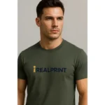 Tricou personalizat bărbați gri ardezie – close-up logo iRealPrint, detaliu premium, mesaj clar și stil elegant