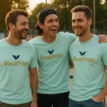 Tricou bărbați personalizat frost – vibe urban premium, mesaj clar iRealPrint și eleganță relaxată în grup masculin