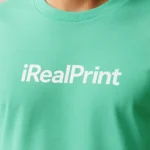 Tricou bărbați verde mentă personalizat – close-up detaliu transfer termic iRealPrint