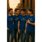 Tricouri personalizate bărbați albastru regal cu logo iRealPrint auriu, grup de prieteni în cadru urban, stil premium și vibe de apartenență