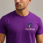 Tricou bărbați personalizat mov – close-up detaliu logo iRealPrint, contrast auriu și navy pe fundal vibrant