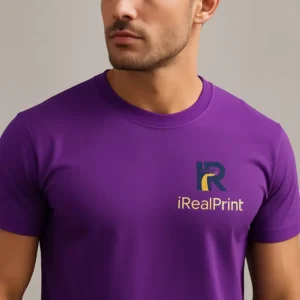Tricou bărbați personalizat mov – close-up detaliu logo iRealPrint, contrast auriu și navy pe fundal vibrant