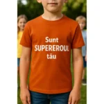 Copil purtând tricou portocaliu personalizat cu mesaj Sunt supereroul tău – energie, curaj și vizibilitate maximă