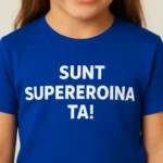 tricou copii personalizat albastru regal – detaliu imprimeu “Sunt supereroina ta”, text alb clar pe fundal albastru intens