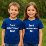 tricou copii personalizat albastru regal – frate și soră purtând tricouri cu mesaje “Sunt supereroul tău” și “Sunt supereroina ta”, fundal natural verde